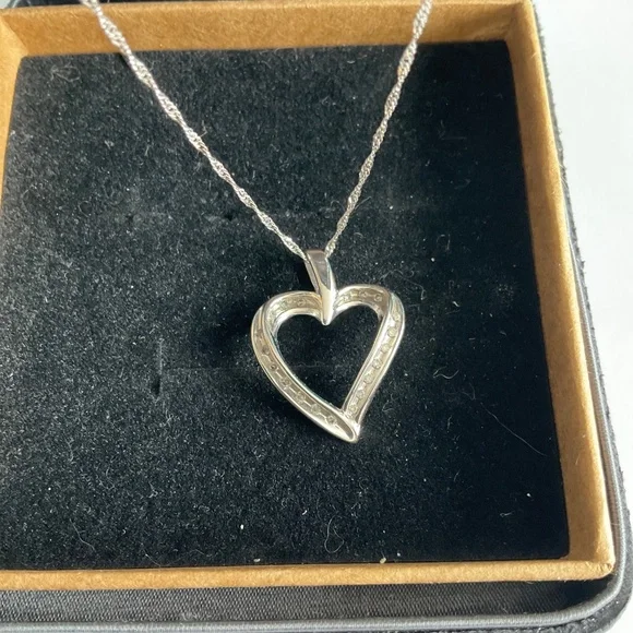 10k Solid goldHeart Necklace - Picture 2 of 10